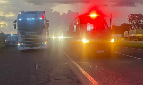 Ciclista fica ferido ao desviar de carreta na BR-376 em Apucarana