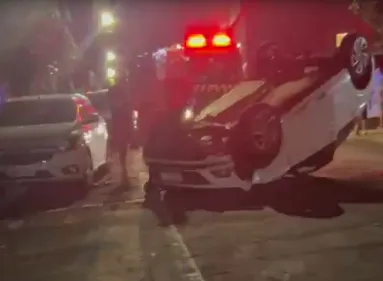 Veículo capota após acidente na área central de Apucarana
