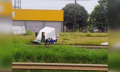Veículo sai de pista no Parque Industrial Norte em Apucarana