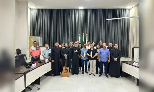 Missionários fazem oração para vereadores e servidores em Apucarana