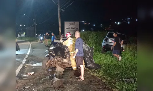 Acidente com três veículos causa morte na Avenida Brasil