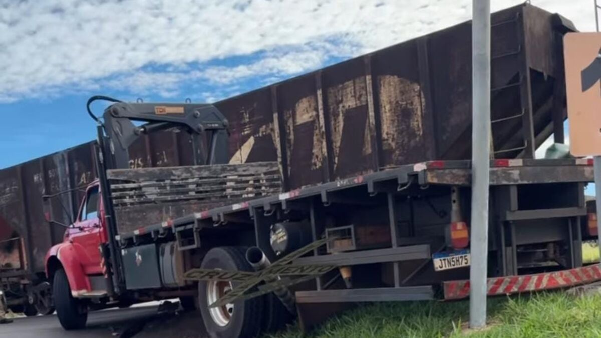 Caminhão de Apucarana e trem colidem em Jandaia do Sul