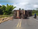 Carreta tomba e interdita parcialmente BR-376 em Mauá da Serra