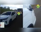 Pneu estepe se desprende de caminhão e atinge carro na PR-272