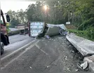 Tombamento de carreta mobiliza aeromédico na BR-376 em Mauá da Serra