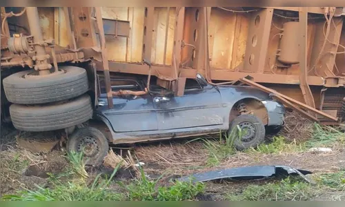 Carreta tomba sobre Gol e deixa duas vítimas fatais na PR-092