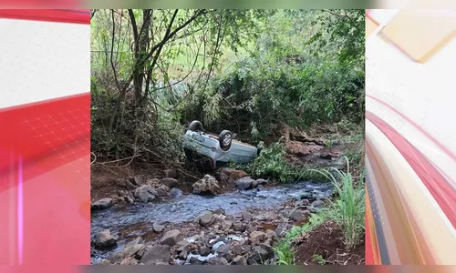 Carro com seis pessoas cai em córrego no Paraná