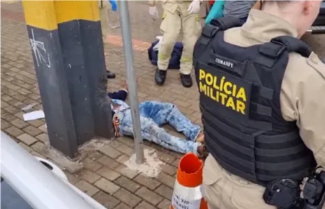 Apesar de não reagir, o homem foi perfurado na região do abdômen, sendo socorrido pela equipe médica do Siate.