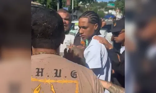 Rapper Oruam é levado para delegacia após ser parado em blitz