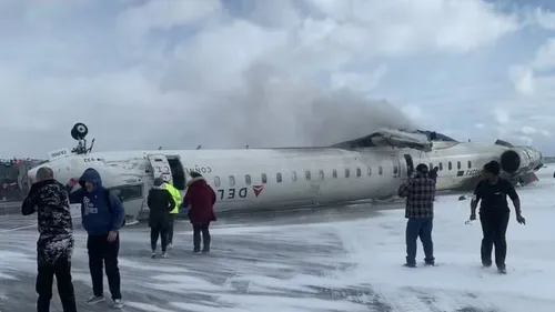 Avião se acidentou ao pousar no aeroporto de Toronto, no Canadá