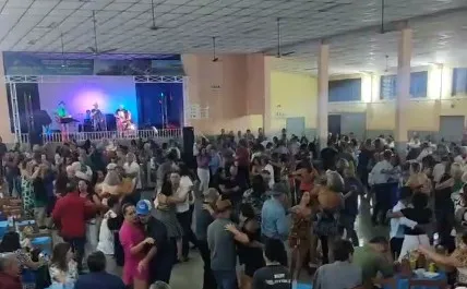 Bailes costumam reunir até 800 pessoas aos finais de semana
