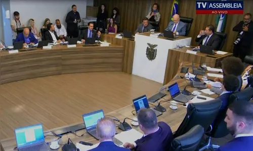 Sessão da CCJ da Assembleia termina em bate-boca e prisão no PR; veja