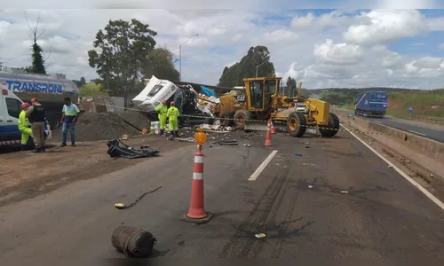 Caminhão bate em retroescavadeira e motorista morre na PR-151