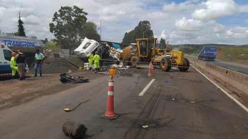 Caminhão colidiu contra uma retroescavadeira que operava na rodovia