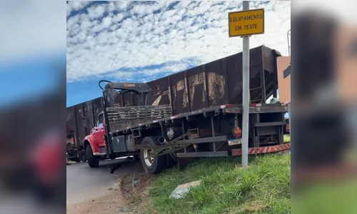 Caminhão de Apucarana e trem colidem em Jandaia do Sul