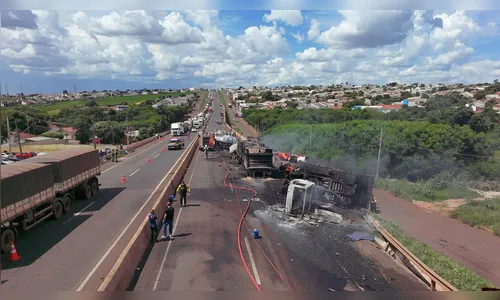 Caminhões pegam fogo após acidente e pelo menos dois morrem em Maringá