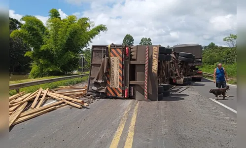 Carreta tomba e interdita parcialmente BR-376 em Mauá da Serra