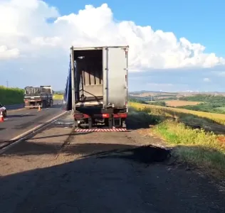 Carreta pegou fogo na PR-444