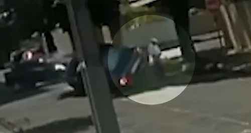 Carro passou "raspando" por sorveteiro em Apucarana, no Norte do Paraná