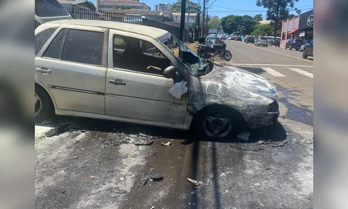 Carro pega fogo e fica destruído em Apucarana