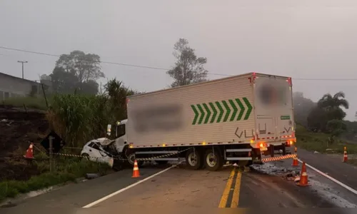 Duas pessoas morrem em colisão frontal com caminhão na BR-476 no PR