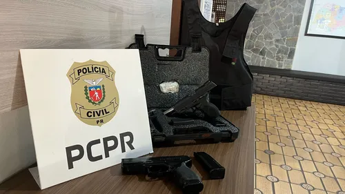 Durante as buscas, os policiais civis localizaram a arma de fogo utilizada no crime