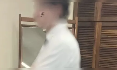Estudante de engenharia aparece em formatura com suástica no rosto