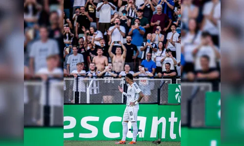 Torcida 'invoca' Marquezine durante jogo do Santos e Neymar reage
