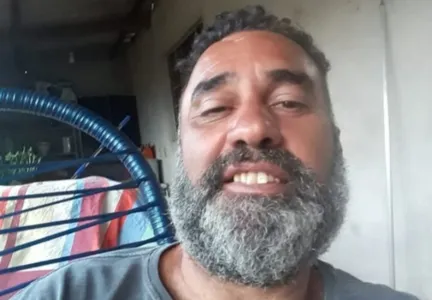 Marcos tinha um filho, que reside no estado de Santa Catarina, e morava sozinho na residência onde seu corpo foi encontrado, no Michel Soni.