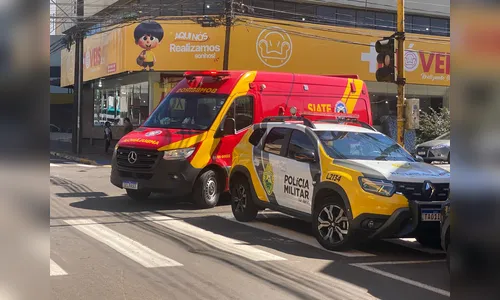 Motociclista fica ferida em acidente com carro de aplicativo no centro