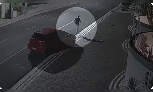 Vídeo mostra homem fugindo após atropelar motociclista no Paraná