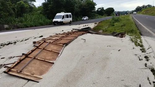Motoristas estão desviando pelo acostamento