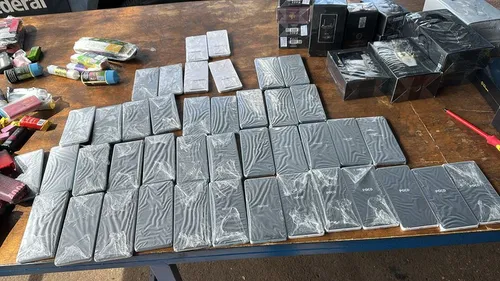 No fundo falso do carro, os agentes encontraram celulares, perfumes e uma grande quantidade de cigarros eletrônicos.
