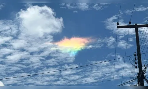 Luz colorida misteriosa chama atenção no céu de cidade do Paraná