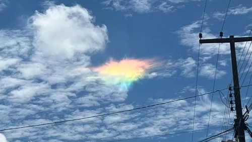Nuvem iridescente é um fenômeno óptico causado pela dispersão da luz solar