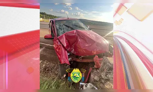 Carro bate em mureta na PR-445 e deixa três pessoas feridas