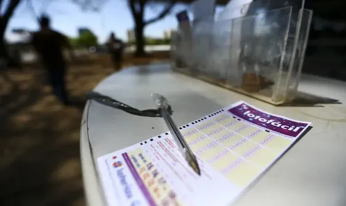 O jogador escolhe de 15 a 20 números entre os 25 disponíveis no volante.