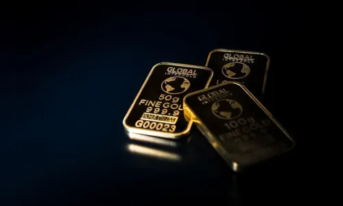 Ouro recua, mas segue perto das máximas históricas
