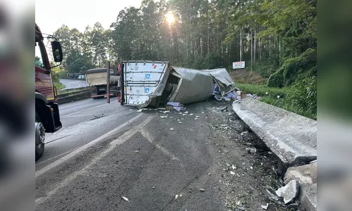 Tombamento de carreta mobiliza aeromédico na BR-376 em Mauá da Serra