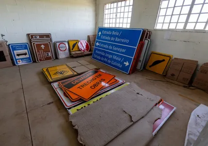 Segurança e Trânsito reaproveita placas de sinalização abandonadas