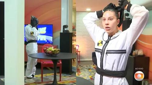 Renata entrou na vitrine com os olhos vendados e um fone de ouvido