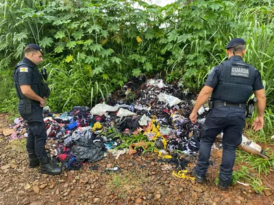 Resíduos de confecção descartados na Estrada da Olaria