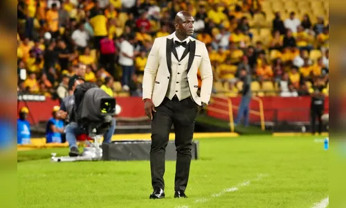 Estilo de técnico equatoriano viraliza na derrota do Corinthians