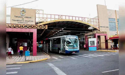 Homem fica bêbado após avô falecer e causa tumulto no terminal