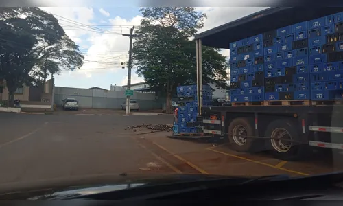 Cervejas caem de caminhão após acidente em Apucarana; veja