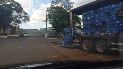 Vários engradados de cerveja foram ao chão e chamaram a atenção de quem passou pelo local