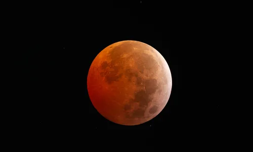 Veja registros do eclipse lunar feitos por professor de Apucarana