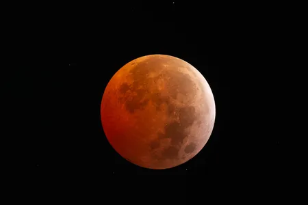 Veja registros do eclipse lunar feitos por professor de Apucarana