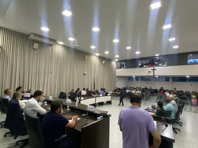 Vereadores durante sessão extraordinária nesta sexta-feira