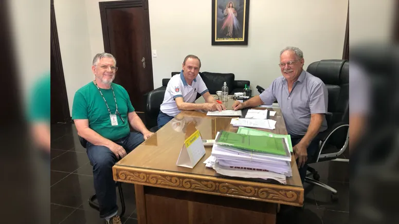 Ditão Pupio e representantes da Cohapar